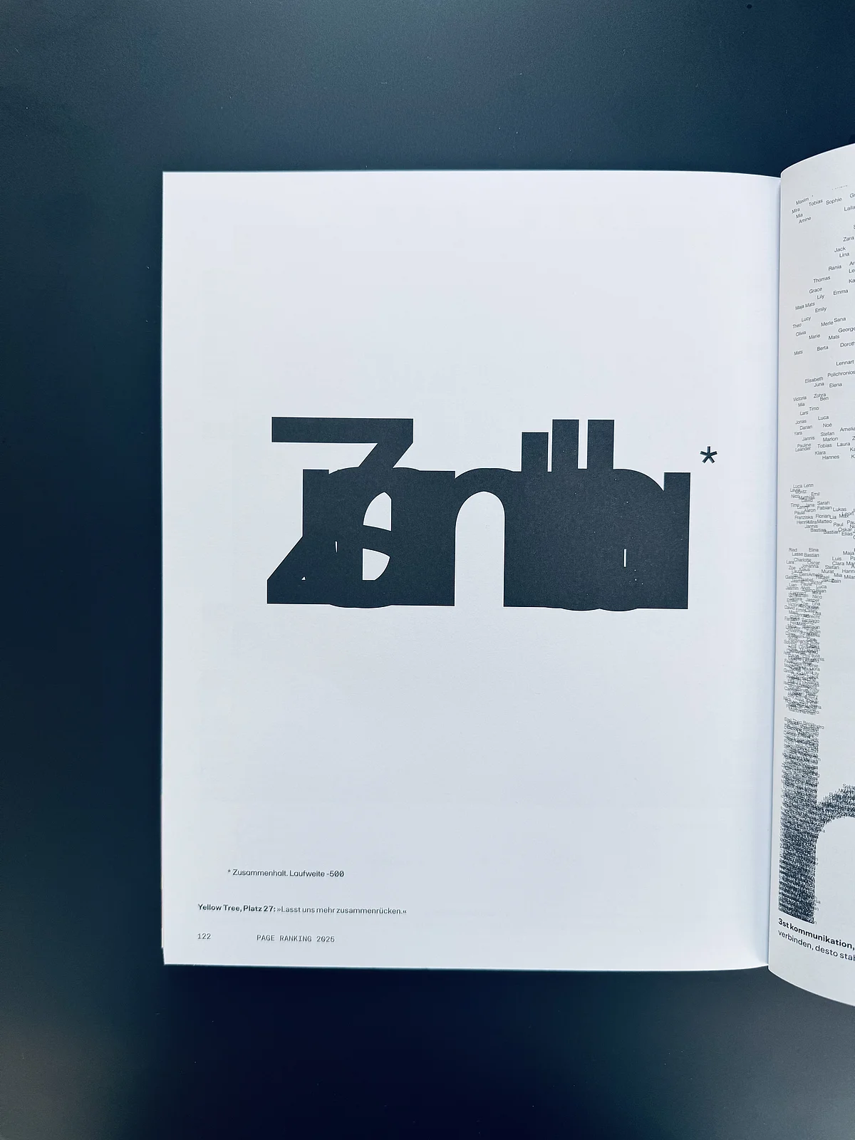 Schwarze Grafik auf weißen Hintergrund mit stilisierten Text- und Formelementen, Teil eines Buchs oder Magazins.