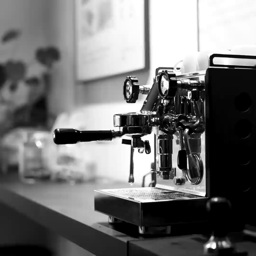 Espressomaschine mit Hebel und Manometer auf einer Küchenarbeitsplatte